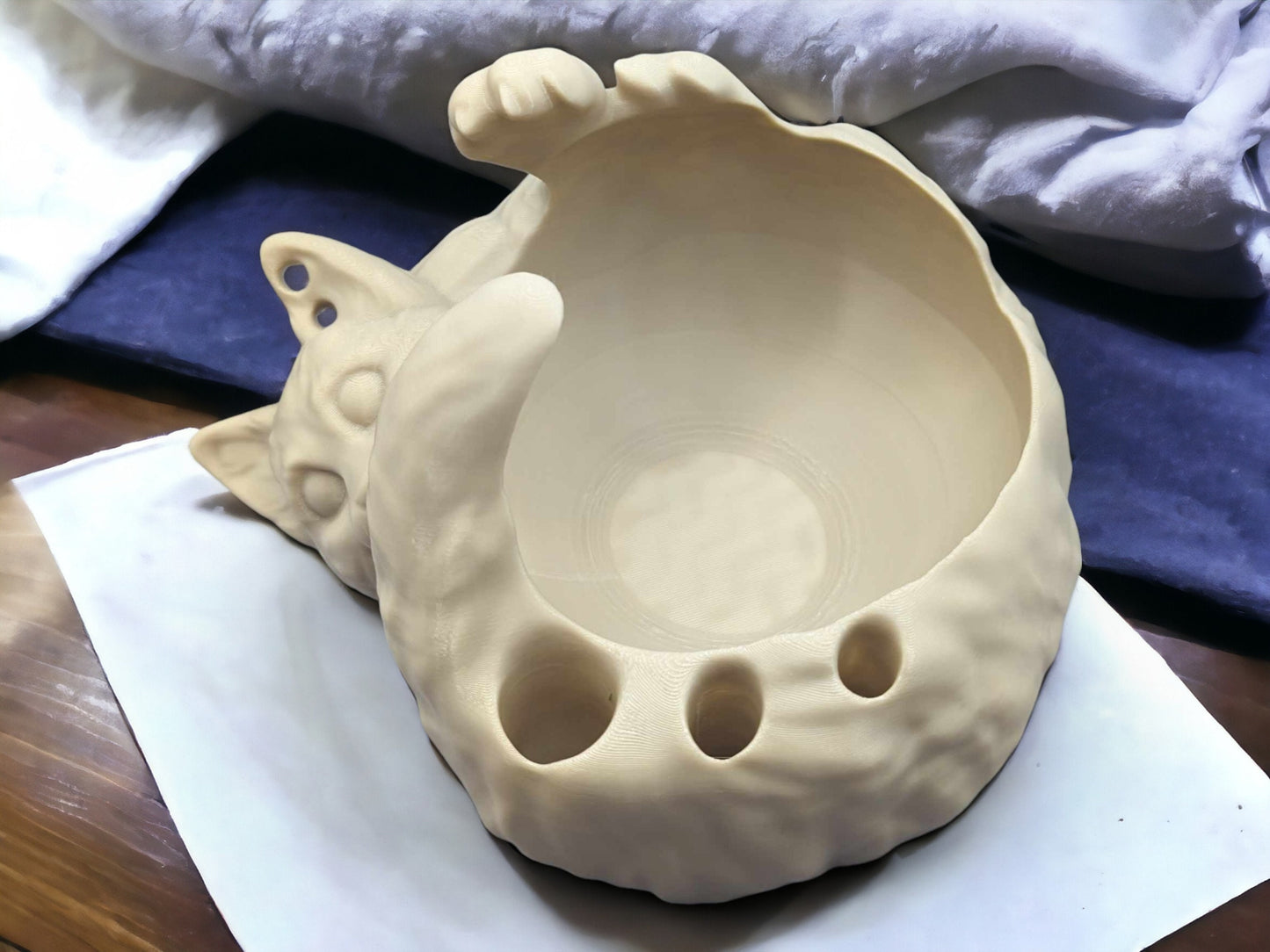 Playful Cat shaped yarn bowl with tool holder – 3D Printed Cat Design Crochet Knitting Organizer for Yarn & Accessories
