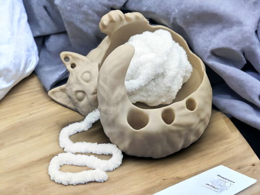 Playful Cat shaped yarn bowl with tool holder – 3D Printed Cat Design Crochet Knitting Organizer for Yarn & Accessories