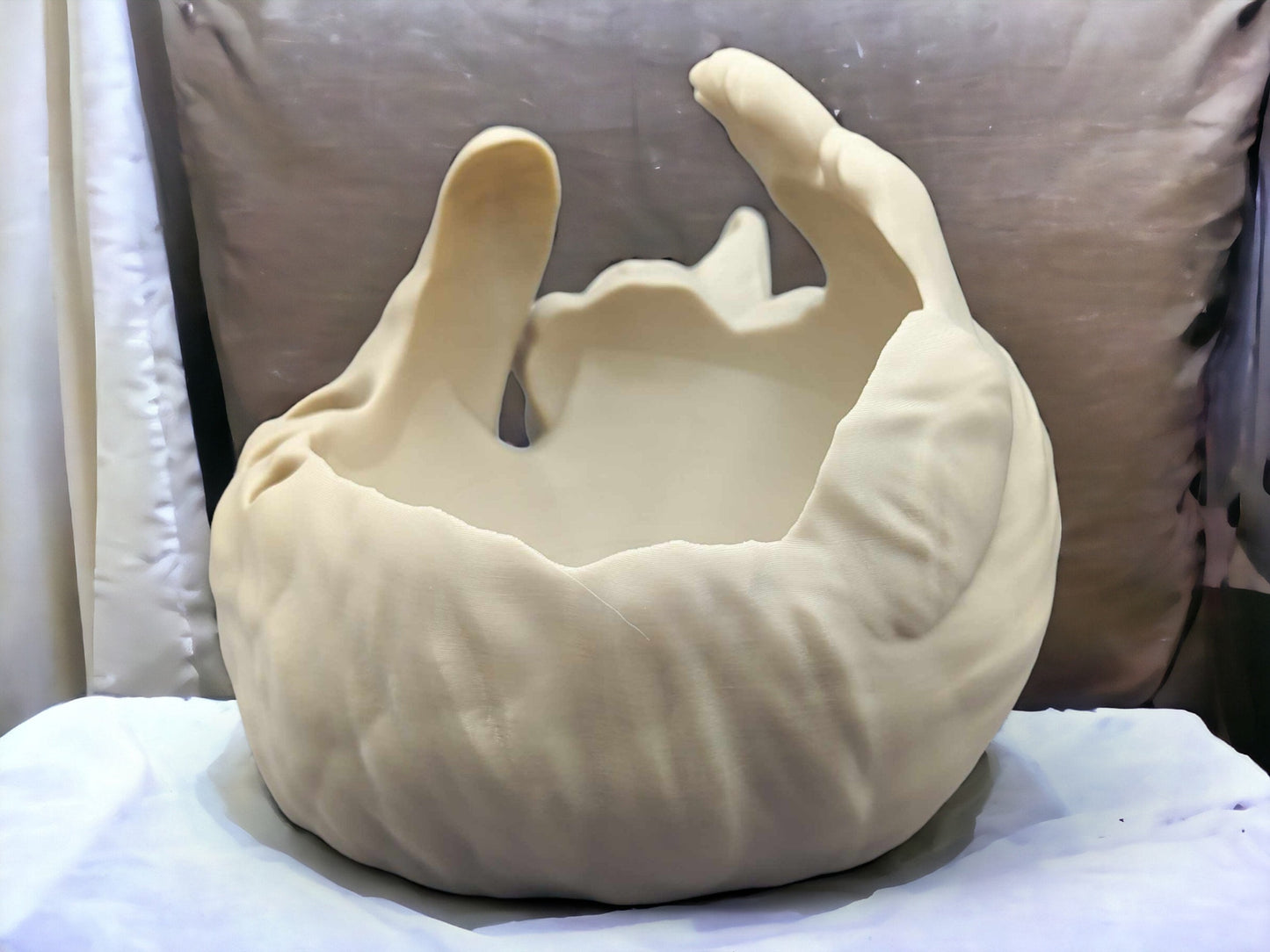 Playful Cat shaped yarn bowl with tool holder – 3D Printed Cat Design Crochet Knitting Organizer for Yarn & Accessories