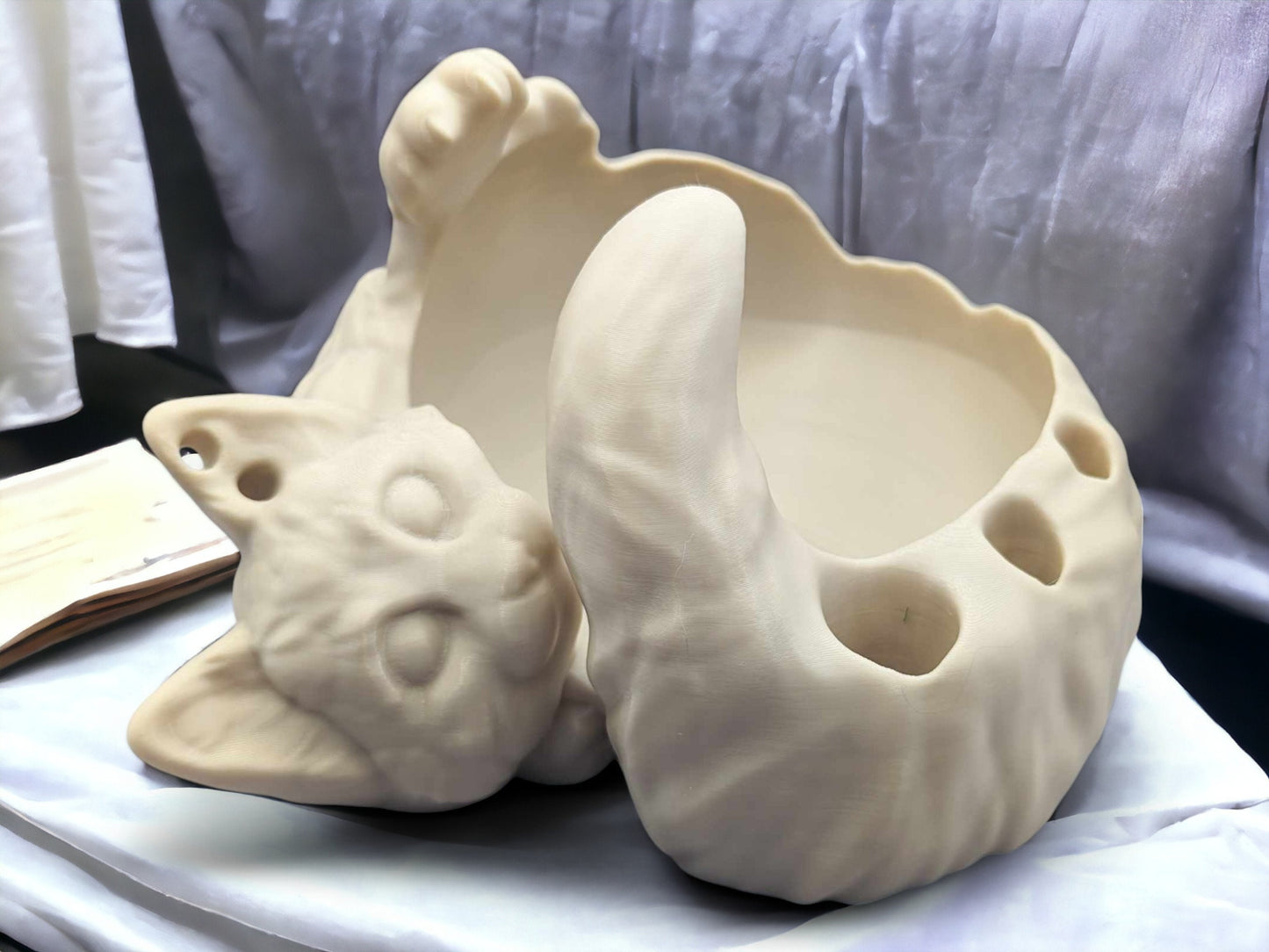 Playful Cat shaped yarn bowl with tool holder – 3D Printed Cat Design Crochet Knitting Organizer for Yarn & Accessories