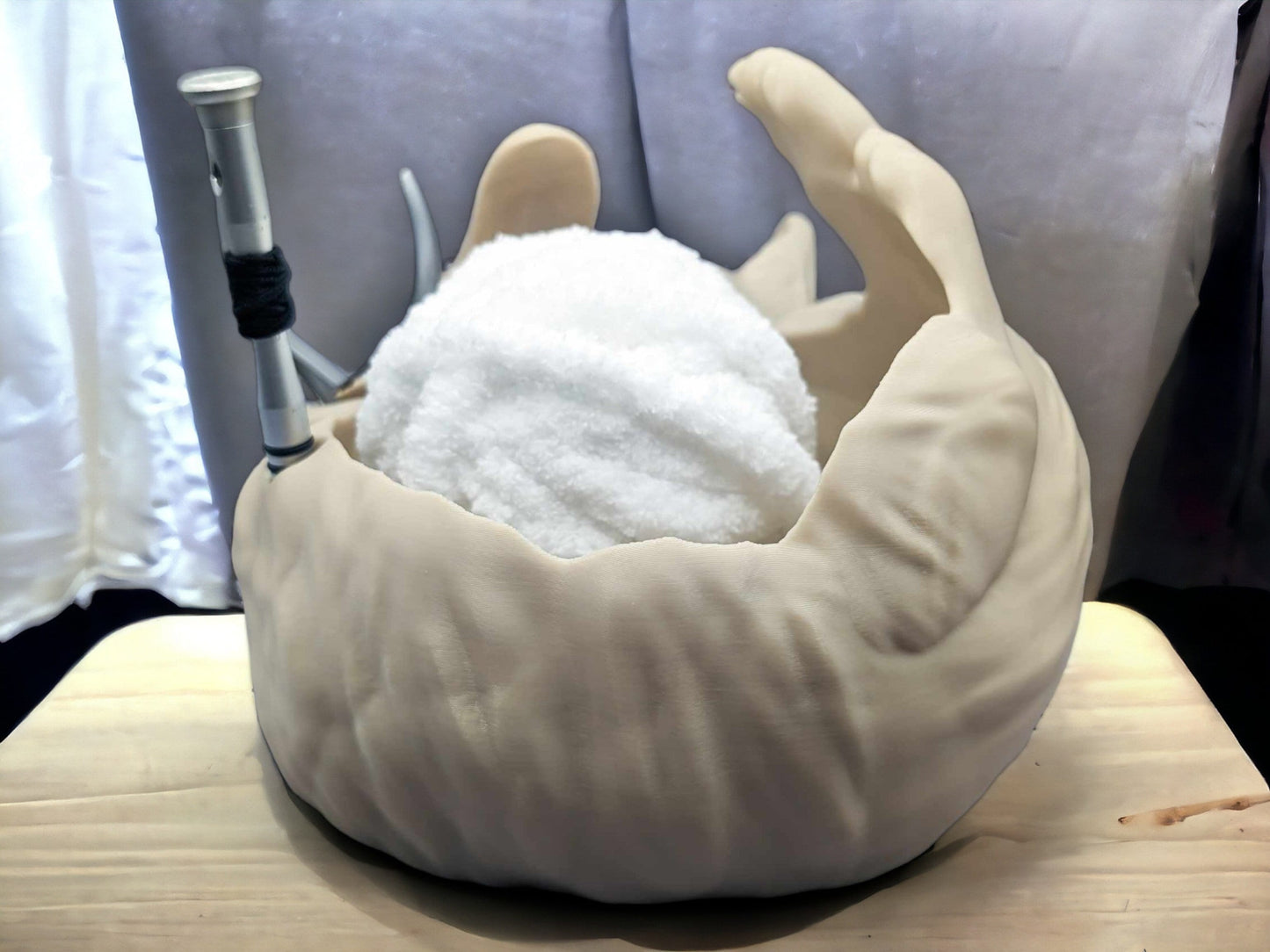 Playful Cat shaped yarn bowl with tool holder – 3D Printed Cat Design Crochet Knitting Organizer for Yarn & Accessories