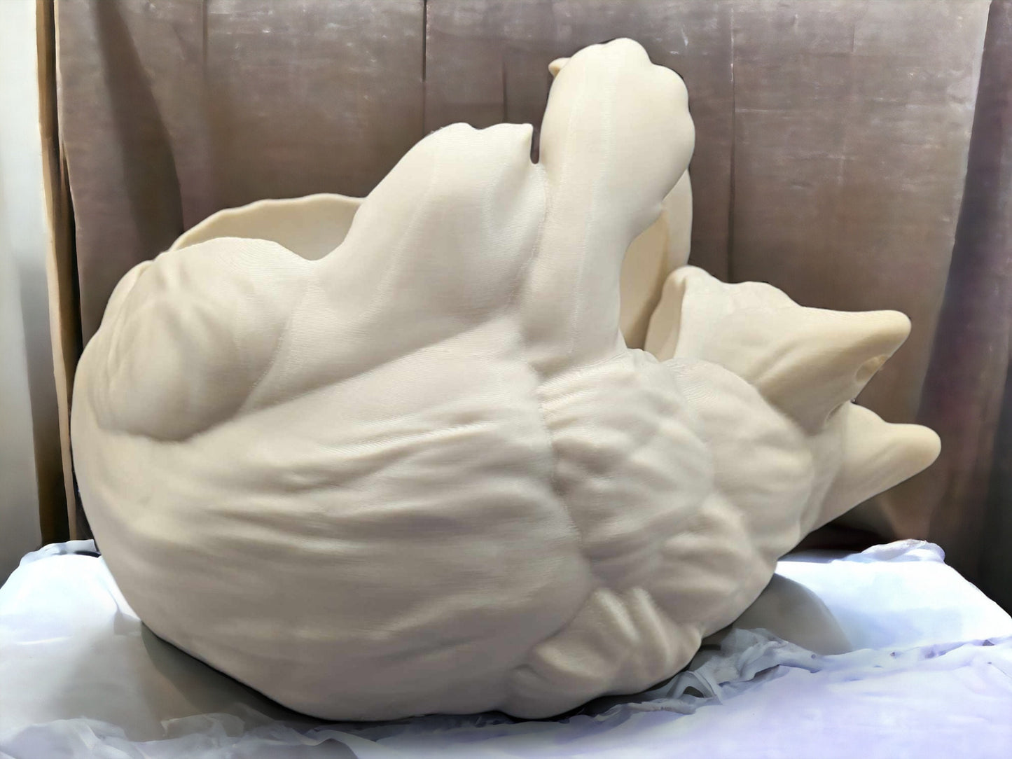 Playful Cat shaped yarn bowl with tool holder – 3D Printed Cat Design Crochet Knitting Organizer for Yarn & Accessories